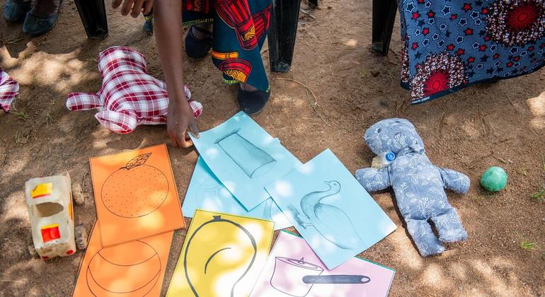 Voluntários comunitários fazem brinquedos infantis a partir de materiais locais. Os brinquedos são usados nos Centros de Desenvolvimento da Primeira Infância da UNICEF na Zâmbia.
